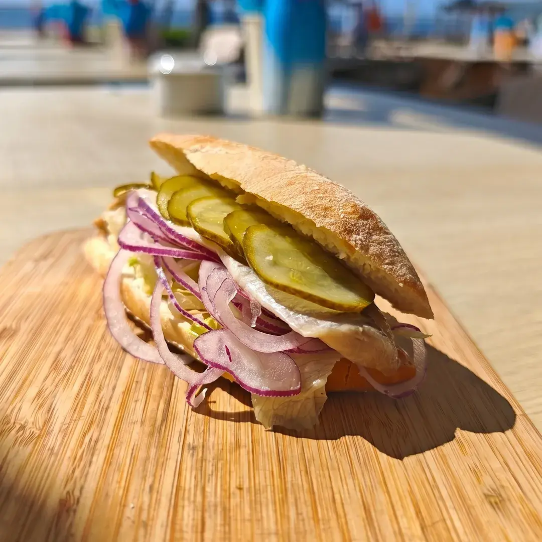 Filled roll with onions and pickles