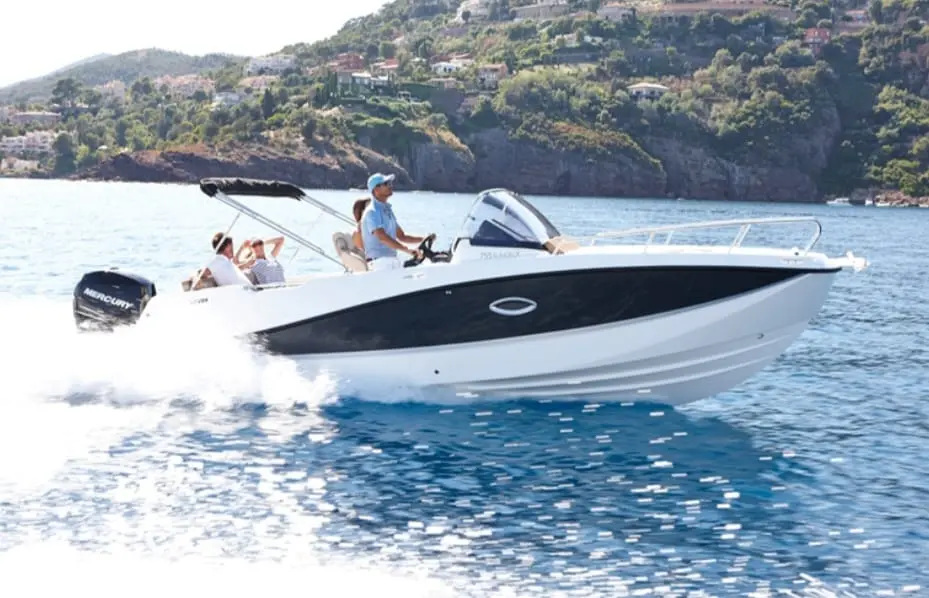 Motorboat with guests near the Cala Ratjada coast
