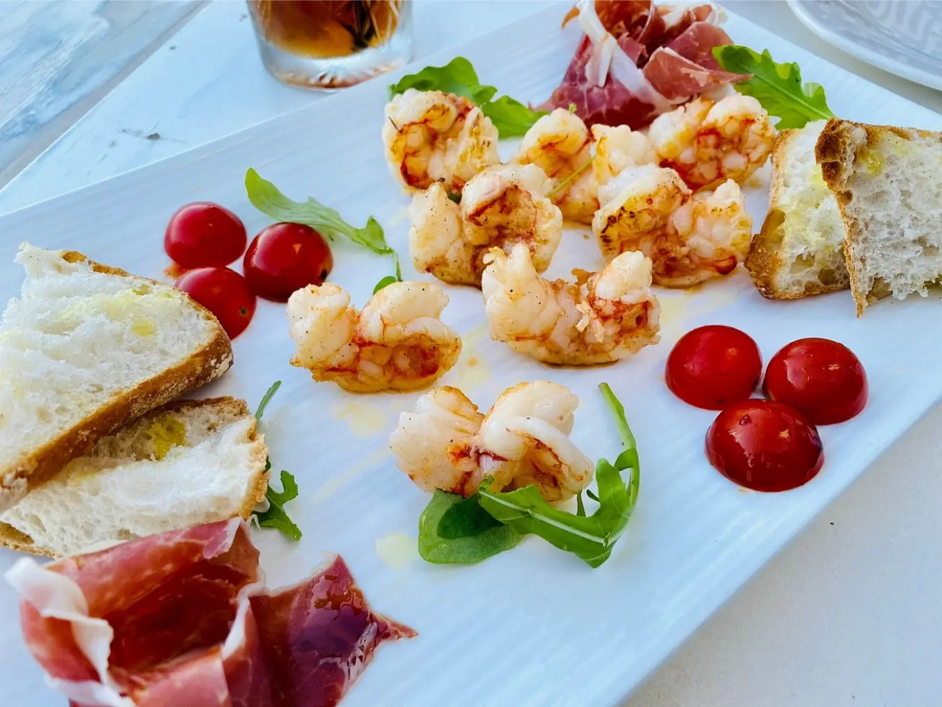 Starter plate with prawns, tomatoes and bread