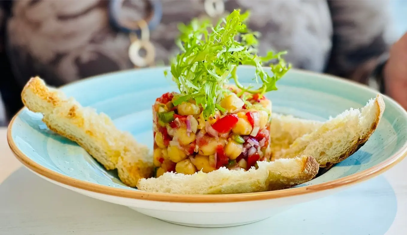 Colourful vegetable starter with toasted bread