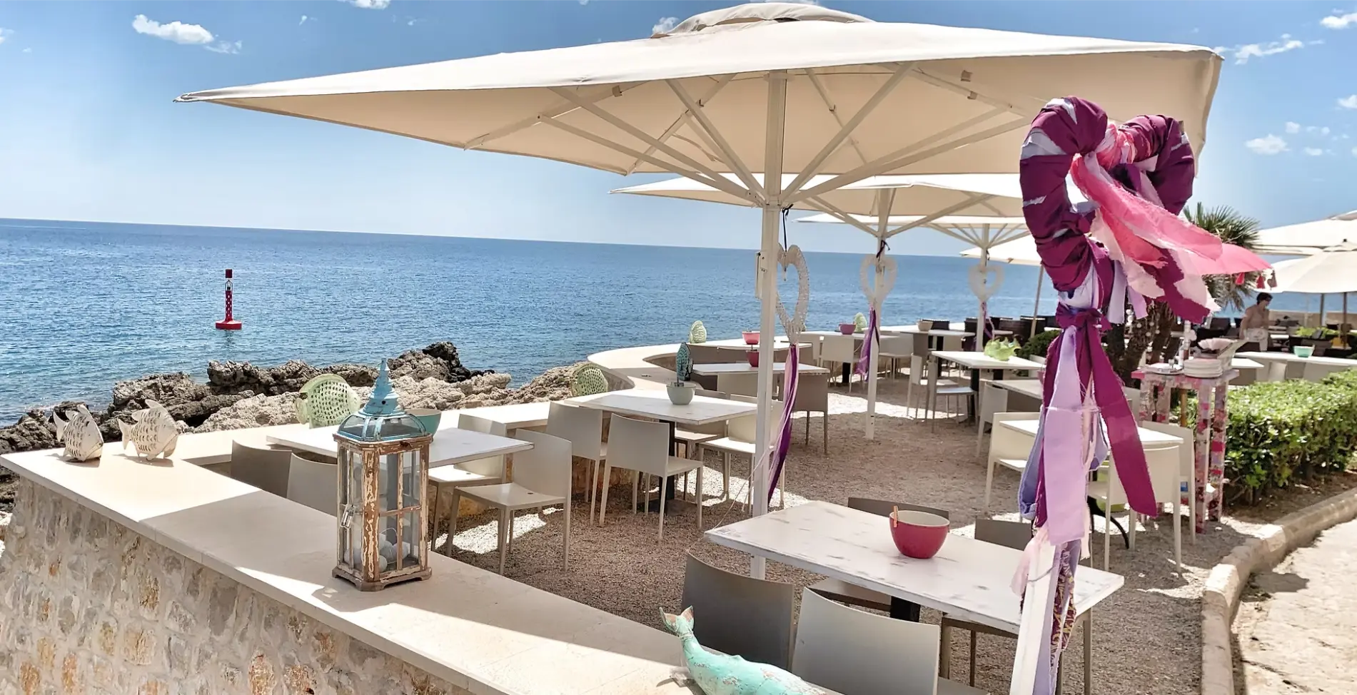 Mama Pizza terrace with parasols by the sea