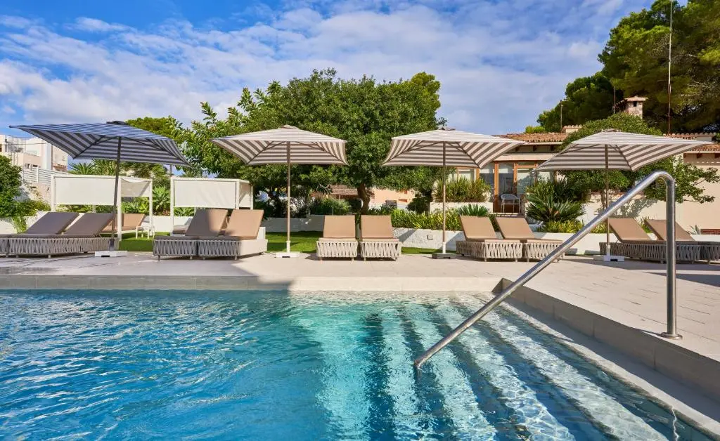Piscina Flacalco Park with sun loungers and Mediterranean planting