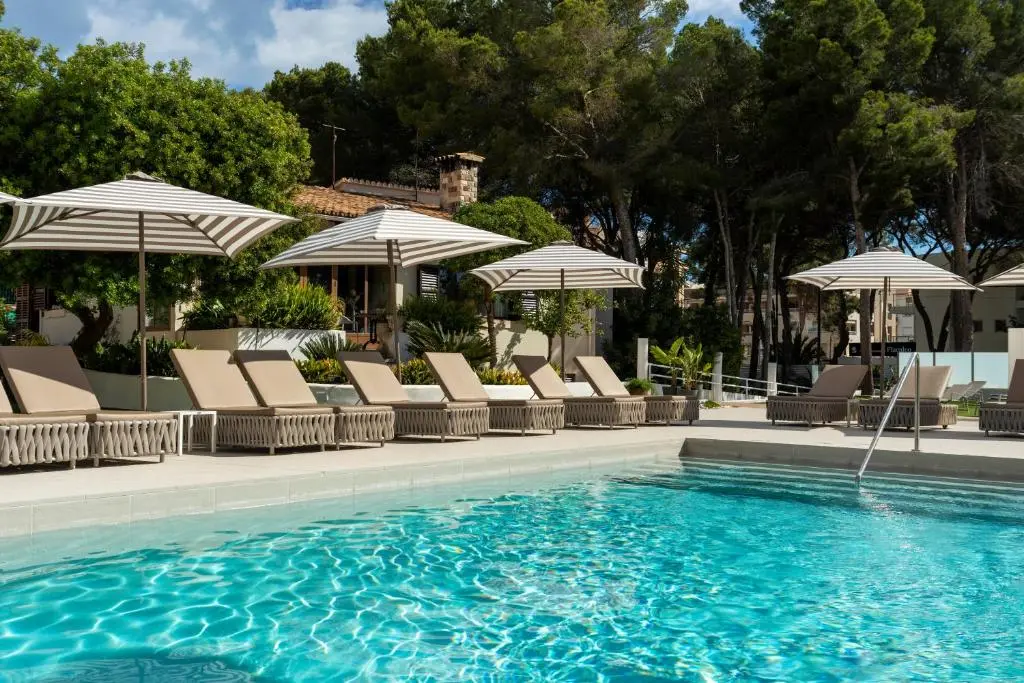 Piscina Flacalco Park surrounded by Mediterranean gardens