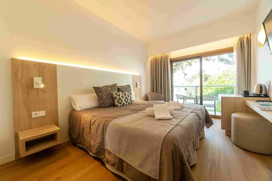 Double Room with a double bed and garden-facing balcony