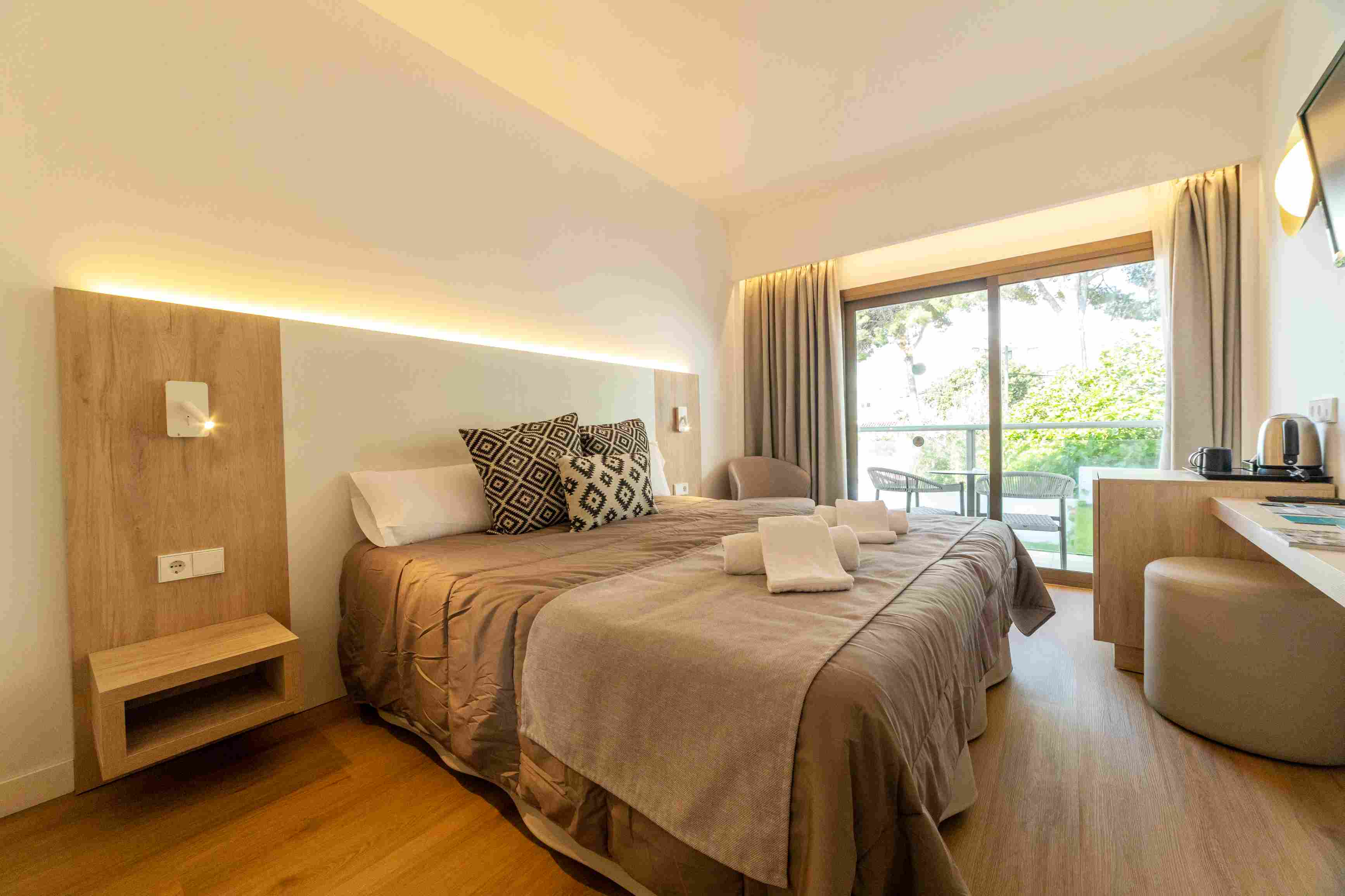 Double Room with a double bed, work desk, and balcony