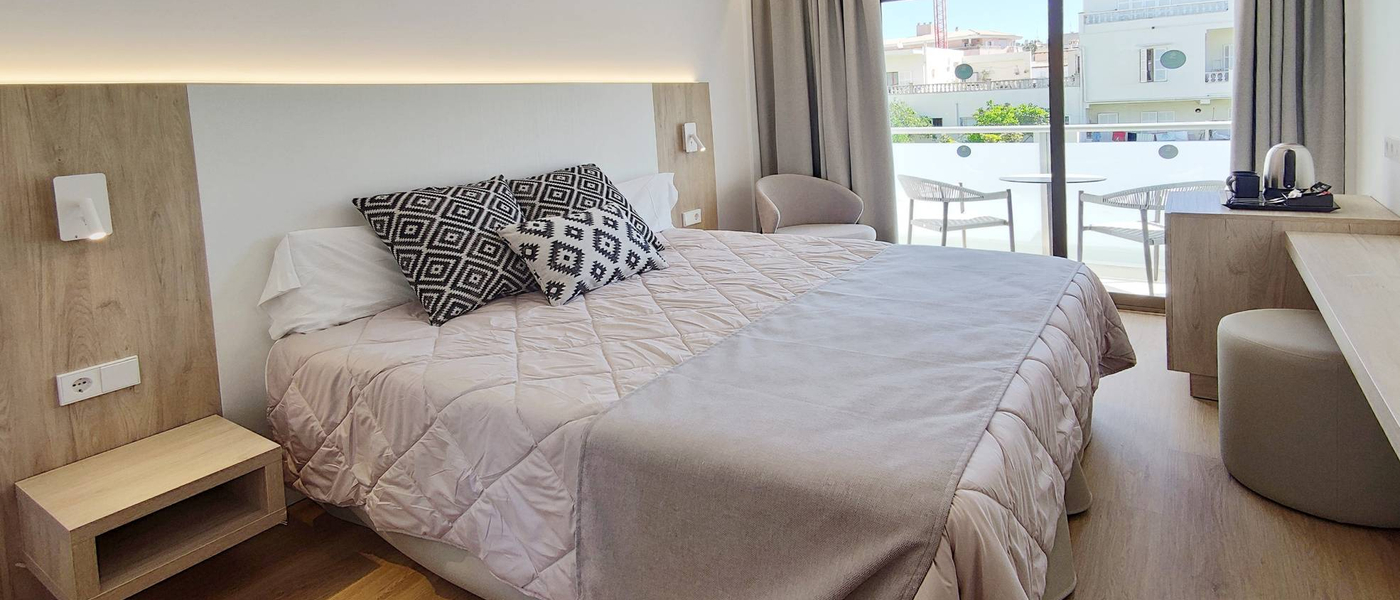 Bright Flacalco guest room with a double bed and private balcony